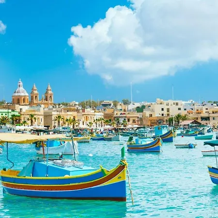 Entire Marsaxlokk. Central Location, Only 1 Minute Walk From The Picturesque Harbor Of Marsaxlokk. Next To Main Square Appartamento